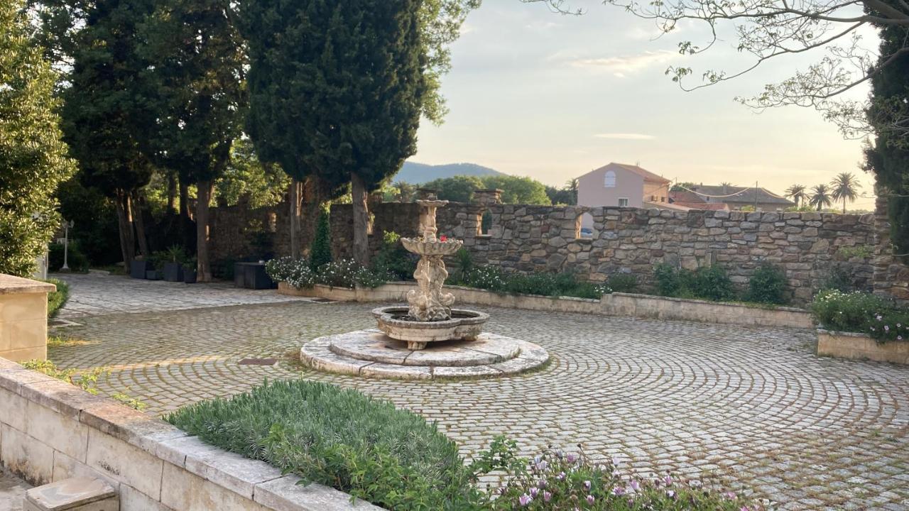 Gite Encore Un Soir Hyeres Bagian luar foto
